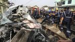 Foto-foto Proses Evakuasi Mobil Tertabrak KRL di Depok