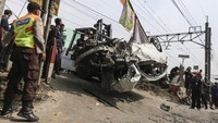  Sementara itu, sejumlah petugas dikerahkan untuk mengevakuasi mobil ringsek tersebut.