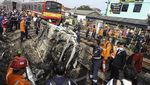 Foto-foto Proses Evakuasi Mobil Tertabrak KRL di Depok