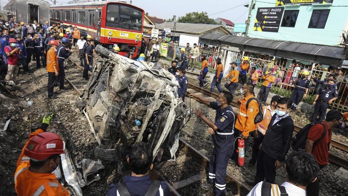 Foto-foto Proses Evakuasi Mobil Tertabrak KRL di Depok Sebuah mobil ringsek usai tertabrak KRL di kawasan Rawageni, Cipayung, Depok. Dengan bantuan alat berat, sejumlah petugas mengevakuasi mobil ringsek tersebut.
