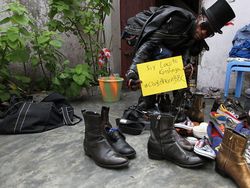 Potret La Sape Bergaya, Meski Hidup Susah Tetap Santai
