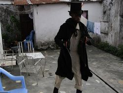 Potret La Sape Bergaya, Meski Hidup Susah Tetap Santai