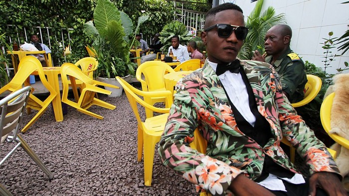 fotoinet Potret La Sape Bergaya, Meski Hidup Susah Tetap Santai