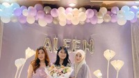 Walaupun sudah memiliki keluarganya sendiri dan pindah agama, Larissa masih menjalin hubungan baik dengan ibu dan adiknya. Hadir di acara ulang tahun adiknya, Larissa tampak ikut bahagia. Foto: Instagram/larissachou