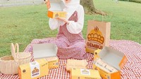 Piknik di area terbuka juga menjadi pilihannya ketika merasa penat. Membawa beberapa perbekalan, Larissa duduk santai menikmati hijaunya suasan sekitar. Foto: Instagram/larissachou