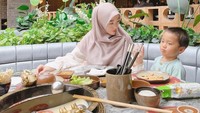 Saat makan di restoran dirinya juga tidak lupa mengajak Yusuf, anaknya tercinta. Yusuf yang beranjak besar mulai mengerti bahwa dirinya harus menemani ibunya. Foto: Instagram/larissachou
