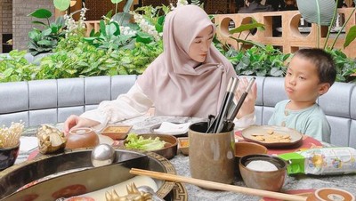 10 Momen Larissa Chou Saat Piknik hingga Makan Bareng Anak