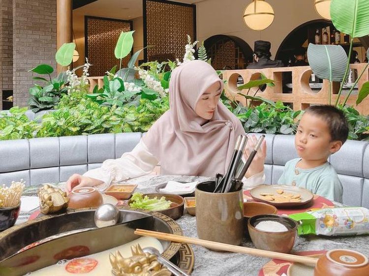 10 Momen Larissa Chou Saat Piknik hingga Makan Bareng Anak