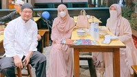 Menjalin silaturahmi bersama saudara Muslimnya yang lain juga dilakukan Larissa. Sekadar bertemu di kafe dan ngobrol santai mereka begitu menikmati waktu pertemuannya. Foto: Instagram/larissachou