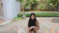 Jika tak sempat ke kafe, Larissa bisa saja memesan minuman dingin. Menikmatinya di taman, waktu seperti ini jadi momen untuk Larissa menikmati udara segar. Foto: Instagram/larissachou