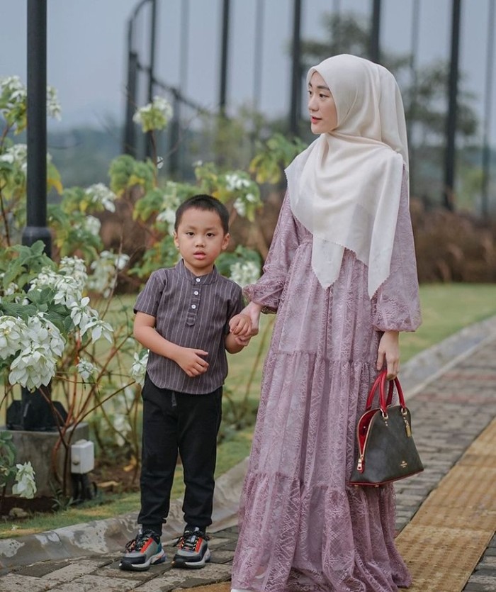 10 Momen Larissa Chou Saat Piknik hingga Makan Bareng Anak