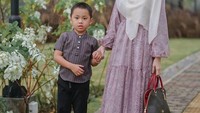 Yusuf yang saat itu diantar oleh Larissa kepada ayahnya tiba-tiba dikembalikan dengan cara yang tidak wajar. Diantarkan secara tergesa-gesa, momen pemulangan Yusuf membuat ramai media sosial. Foto: Instagram/larissachou
