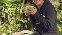 Digosipkan dekat dengan Chika Chandrika, aktor kelahiran Bali ini memiliki kepribadian yang santai. Ia juga penggemar kopi, seperti unggahan fotonya saat berlibur ke Ciater yang memiliki udara dingin sejuk. Foto: Instagram @ricovalt
