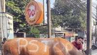 Ikut berpartisipasi dalam acara kurban tahunan yang dilangsungkan oleh PS Store yang dimiliki Putra Siregar. Tampak Rico sibuk merawat sapi tersebut dekat tempat makan pecel ayam, sebelum disembelih. Foto: Instagram @ricovalt