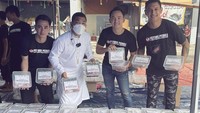Bagikan lebih dari seribu paket daging sapi kurban dari PS Store. Tampak kebersamaan Putra dan Rico yang akrab saling membantu proses pembagian daging kurban untuk orang yang membutuhkan. Foto: Instagram @ricovalt