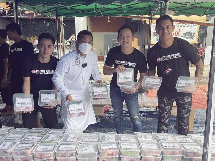 Gaya Rico Valentino Makan Bareng hingga ke Pesta Bersama Putra Siregar