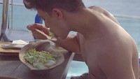 Berlibur di Omnia yang ada di Bali, pilihan makan siang Rico cukup sehat nih. Ia suka makan salad dengan dressing secukupnya dengan pemandangan laut lepas yang keren. Foto: Instagram @ricovalt