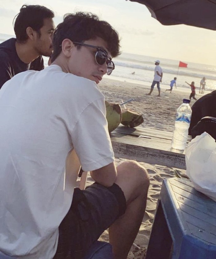 Gaya Rico Valentino Makan Bareng hingga ke Pesta Bersama Putra Siregar