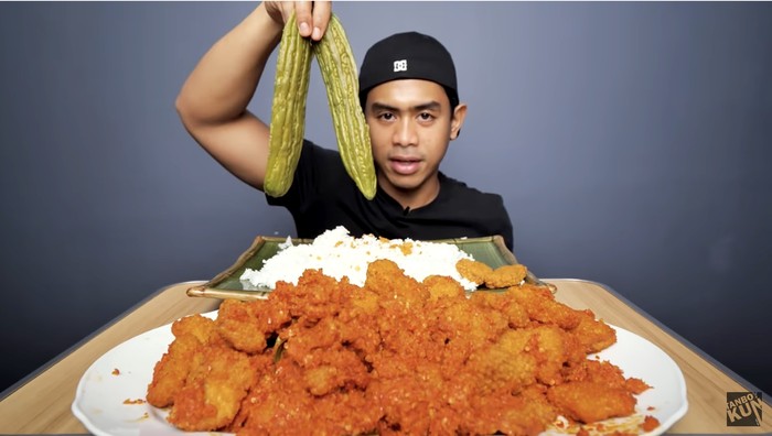 Gokil! Tanboy Kun Lahap Nugget Balado 200 Cabe dan Bakso Aci Mercon Saat Buka Puasa