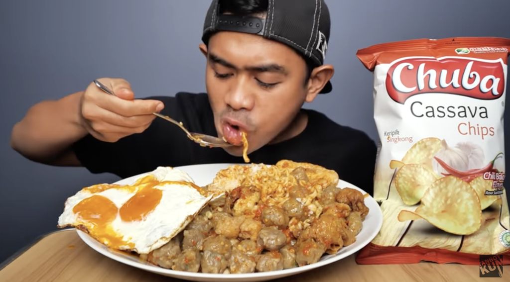 Gokil! Tanboy Kun Lahap Nugget Balado 200 Cabe dan Bakso Aci Mercon Saat Buka Puasa