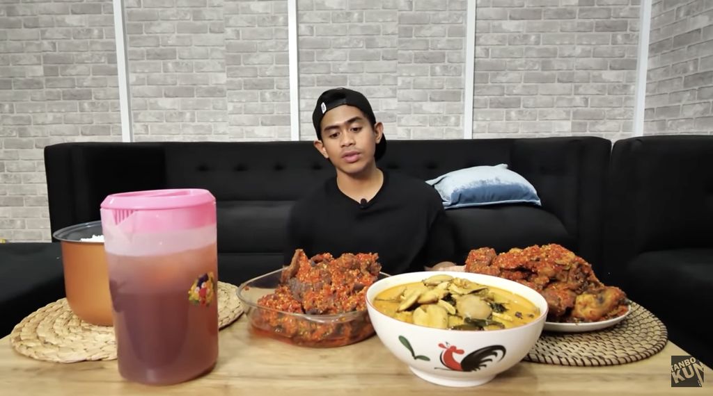 Gokil! Tanboy Kun Lahap Nugget Balado 200 Cabe dan Bakso Aci Mercon Saat Buka Puasa