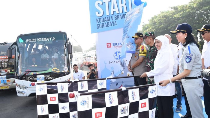 Gubernur Khofifah saat memberangkatkan mudik gratis