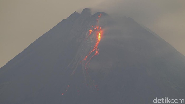 Gunung Merapi mengeluarkan guguran lava pijar yang terlihat dari Srumbung, Rabu (20/4/2022).