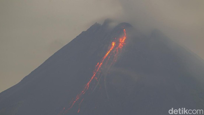Gunung Merapi mengeluarkan guguran lava pijar yang terlihat dari Srumbung, Rabu (20/4/2022).