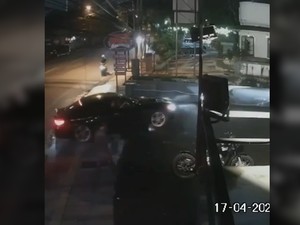 Heboh Mobil Sedan Ugal-ugalan Nyaris Tabrak Warga di Bandung