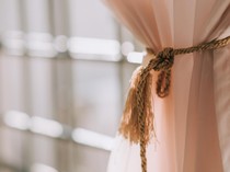 Percantik Rumah dengan Tirai dari Sprei Bekas, Begini Caranya