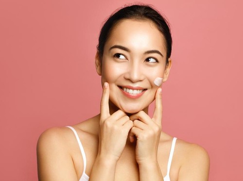 Cuaca Sedang Panas, Ini Rekomendasi Makeup dengan SPF untuk Melindungi Kulit