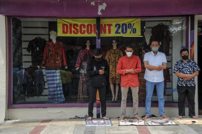 People perform Friday prayer at Tanah Abang market during Ramadan in Jakarta, Indonesia, Friday, April 15, 2022. Muslims across the world are observing the holy fasting month of Ramadan, where they refrain from eating, drinking and smoking from dawn to dusk. (AP Photo/Achmad Ibrahim)