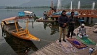 Muslim salat di dermaga Danau Dal, Srinagar, India, Selasa (19/4/2022). (Danish Ismail/Reuters)