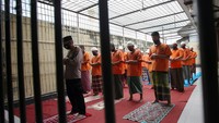 Sejumlah tahanan melaksanakan salat Zuhur berjamaah saat mengikuti pesantren Ramadan di ruang tahanan (Rutan) Mapolres Blitar Kota, Jawa Timur, Rabu (6/4/2022). (Irfan Anshori/Antara Foto)