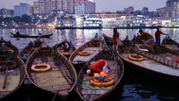 Seorang nelayan menyempatkan salat Magrib usai berbuka puasa di Dhaka, Bangladesh, 11 April 2022. (Mohammad Ponir Hossain/AP Photo).
