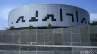 Masjid dengan bentuk atap bundar ini semakin menarik perhatian dengan lafaz Allah yang menghiasi dinding bagian luar bangunan masjid.