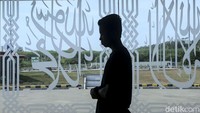 Berbagai fasilitas yang ada di masjid tersebut membuat para pengunjung yang datang merasa nyaman saat beribadah di sana.