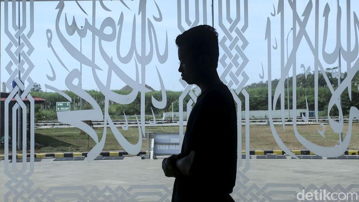 Masjid Sabilul Istiqomah menjadi salah satu ikon dari Rest Area KM 379 A di ruas Tol Batang-Semarang. Selain modern, masjid ini juga punya bentuk yang unik.
