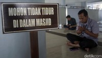 Sejumlah pengunjung beribadah di dalam Masjid Sabilul Istiqomah yang berada di Rest Area KM 379 A di ruas Tol Batang-Semarang.