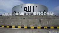 Namun tak cuma masjid unik, ada hal lain yang juga menarik perhatian di Rest Area KM 379 A yakni kehadiran fasilitas pengisian mobil listrik.