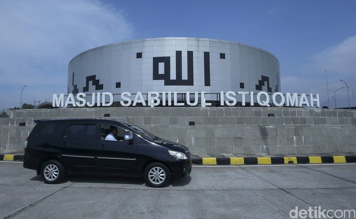 Masjid Sabilul Istiqomah menjadi salah satu ikon dari Rest Area KM 379 A di ruas Tol Batang-Semarang. Selain modern, masjid ini juga punya bentuk yang unik.