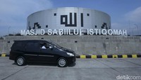 Masjid Sabilul Istiqomah mencuri perhatian traveler yang beristirahat di Rest Area KM 379 A di ruas Tol Batang-Semarang.