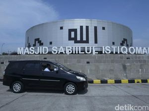 Masjid Lingkaran Berfasad Gerakan Salat di Rest Area KM 379 A