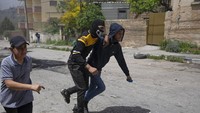 Pengunjukrasa Palestina menolong rekannya dalam bentrok dengan polisi Israel.