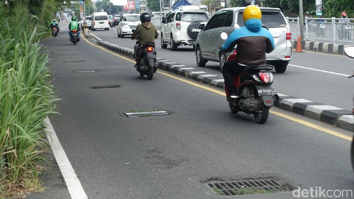 Jeglongan di titik penutup drainase jalur lambat Ring Road Utara atau sekarang bernama Jalan Padjadjaran, Sleman, Rabu (20/4/2022).
