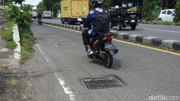 Jeglongan di titik penutup drainase jalur lambat Ring Road Utara atau sekarang bernama Jalan Padjadjaran, Sleman, Rabu (20/4/2022).