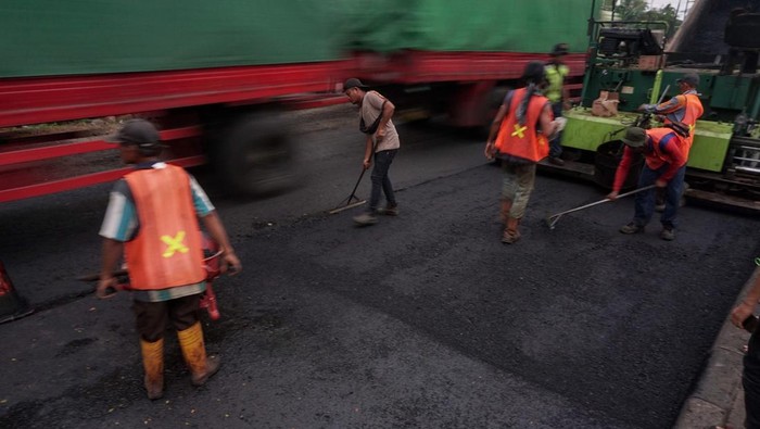 Jelang Arus Mudik, Pengaspalan dan Perawatan Jalur Pantura Dikebut Pekerja melakukan pengaspalan dan perawatan jalan raya di jalur Pantura Kabupaten Pekalongan, Jawa Tengah, Selasa (19/4/2022). Balai Besar Pelaksanaan Jalan Nasional Jawa Tengah-DIY Satuan Kerja Pelaksanaan Jalan Nasional (Satker PJN) 1 melakukan pengaspalan dan perawatan jalan di jalur Pantura Batang sepanjang 970 meter, Pekalongan sepanjang 400 meter, dan lingkar Pemalang 800 meter dengan target pada H-10 Lebaran sudah selesai pengerjaan untuk memberikan kenyamanan pemudik saat melintas di Jalur Pantura Jawa Tengah. ANTARA FOTO/Harviyan Perdana Putra/nym.