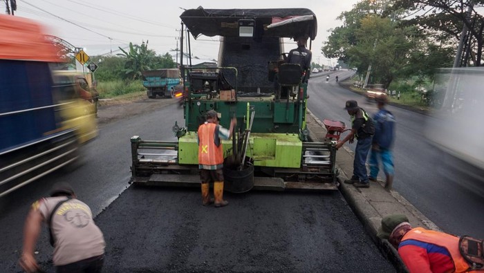 Pekerja melakukan pengaspalan dan perawatan jalan raya di jalur Pantura Kabupaten Pekalongan, Jawa Tengah, Selasa (19/4/2022). Balai Besar Pelaksanaan Jalan Nasional Jawa Tengah-DIY Satuan Kerja Pelaksanaan Jalan Nasional (Satker PJN) 1 melakukan pengaspalan dan perawatan jalan di jalur Pantura Batang sepanjang 970 meter, Pekalongan sepanjang 400 meter, dan lingkar Pemalang 800 meter dengan target pada H-10 Lebaran sudah selesai pengerjaan untuk memberikan kenyamanan pemudik saat melintas di Jalur Pantura Jawa Tengah. ANTARA FOTO/Harviyan Perdana Putra/nym.
