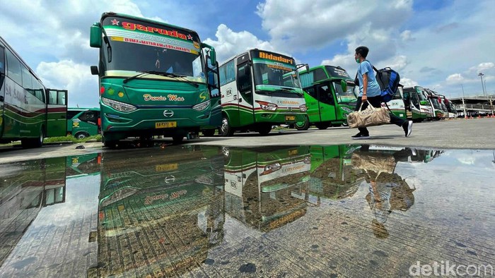 Aktivitas di Terminal Terpadu Pulo Gebang terpantau masih normal. Belum terlihat lonjakan penumpang jelang arus mudik lebaran 2022. Begini kondisi di sana.