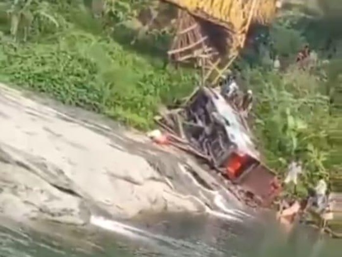 Mobil jatuh dari jembatan ambruk.